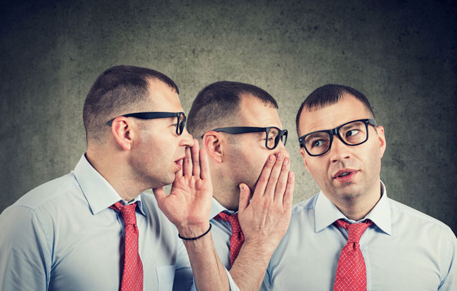 KI-Fails 2025: Ein Mann flüstert sich selbst etwas ins Ohr. Bild: stock.adobe.com/pathdoc https://stock.adobe.com/de/images/young-businessman-self-whispering-in-the-ear/277967104