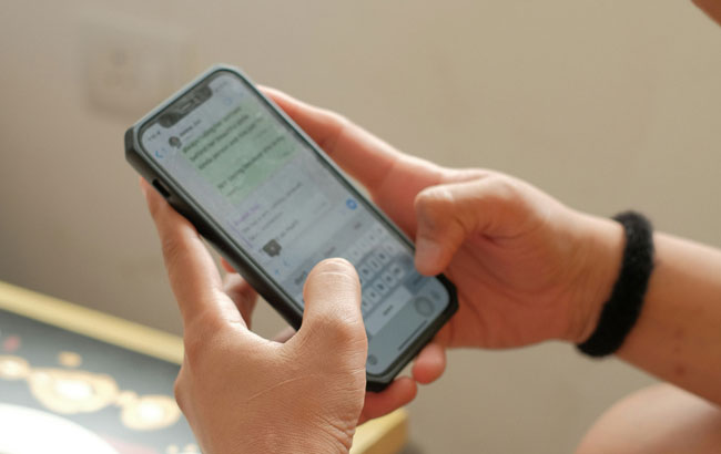 Person mit Handy in der Hand benutzt die Business-Version von WhatsApp. Bild: Unsplash/Ravi Sharma https://unsplash.com/de/fotos/eine-person-die-ein-mobiltelefon-benutzt-YamtliLQg2o