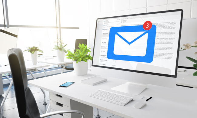 E-Mail-Knigge | Büroarbeitsplatz mit Computer, der den Eingang von E-Mails zeigt. Bild: stock.adobe.com/MclittleStock https://stock.adobe.com/de/images/computer-office-receiving-mail/233586867