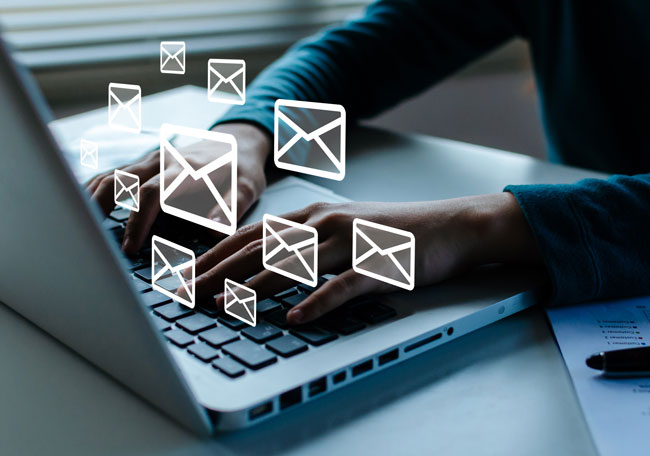 E-Mail-Benimmregeln: E-Mails schreiben | Umgangsformen beachten. Bild: stock.adobe.com/Vittaya_25 https://stock.adobe.com/de/images/people-hand-working-business-finance-on-laptop-computer-send-email-on-desk-at-home-office-with-icon-diagram-social-network-mail-digital-marketing-work-from-home-connection-technology-concept/531486639