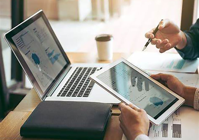 Unternehmer prüft Kosten und Zahlen am Laptop. Bild: ChatGPT (Bild generiert mit KI)