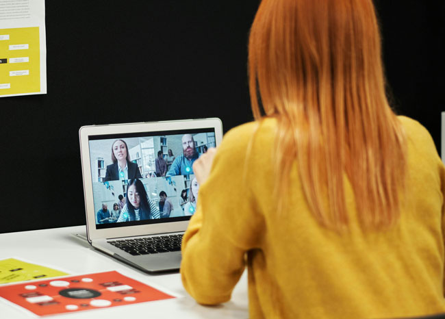 Stumm im Meeting | Audioeinstellungen prüfen | Frau im Meeting. Bild: Pexels/Jack Sparrow https://www.pexels.com/de-de/foto/frau-schreibtisch-laptop-buro-5918400/