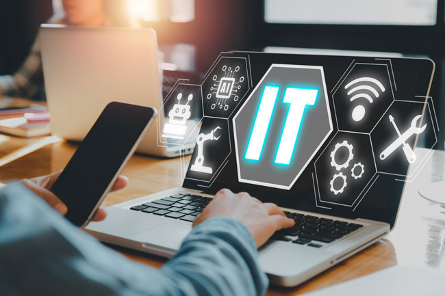 IT-Betreuung | Managed Services. Bild: stock.adobe.com/Satori Studio https://stock.adobe.com/de/images/consulting-business-concept-business-person-hand-typing-keyboard-with-vr-screen-it-consulting-icon-robotic-process-automation-marketing-dashboard/559623355