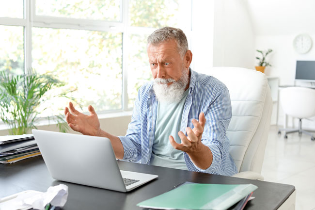 Update-Fehler | Windows | Patchday. Bild: stock.adobe.com/Pixel-Shot https://stock.adobe.com/de/images/angry-mature-man-with-laptop-working-in-office/301486522