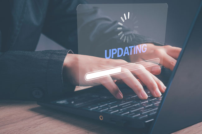 Windows Patchday | Updates sind unverzichtbar für die Sicherheit. Bild: stock.adobe.com/The KonG https://stock.adobe.com/de/images/installing-software-update-process-operating-system-upgrade-concept-hand-using-laptop-with-installing-app-patch-or-app-new-version-updating-progress-bar-on-virtual-screen/481611482