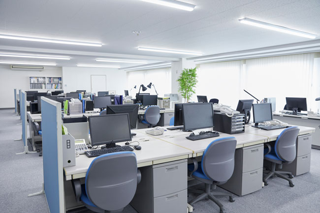 Windows-Server-2025-Neuerungen | Großraumbüro mit Schreibtischen und Computern ohne Mitarbeiter. Bild: stock.adobe.com/siro46 https://stock.adobe.com/de/images/オフィス風景%E3%80%80無人/412747984