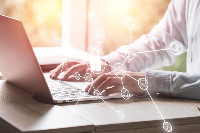 Widerstandsfähigkeit gegen Cyberangriffe | Nicht erkennbarer Büromitarbeiter gibt Passwort ein, um auf Laptop-Computer zuzugreifen. Bild: stock.adobe.com/Dilok (https://stock.adobe.com/de/images/businessman-input-security-password-to-access-to-laptop-computer-security-and-technology-concept/382152087)