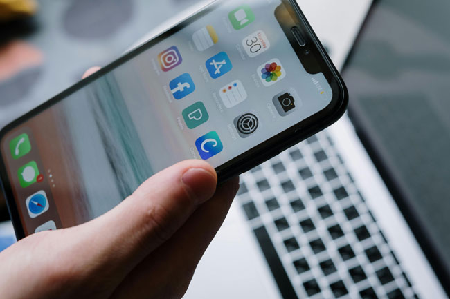 Dark Sword-Malware | Gefahr für iPhones und iPads | Datenklau Bild: Pexels/cottonbro studio https://www.pexels.com/de-de/foto/hand-iphone-smartphone-laptop-5054355/
