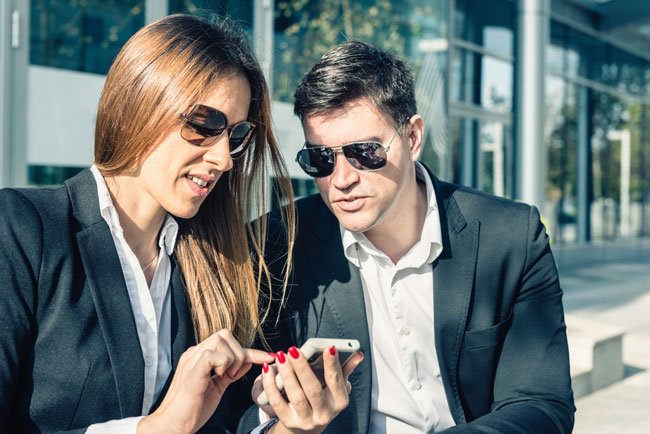 LinkedIn-Hacker: | Personen am Handy | Social Networking. Bild: stock.adobe.com/Microgen https://stock.adobe.com/de/images/business-social-networking/128258021