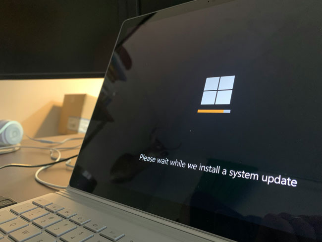 Windows-11-Update gestoppt | Bildschirm mit Update-Monitor. Bild: Unsplash/Clint Patterson https://unsplash.com/de/fotos/schwarz-weiss-laptop--jCY4oEMA3o