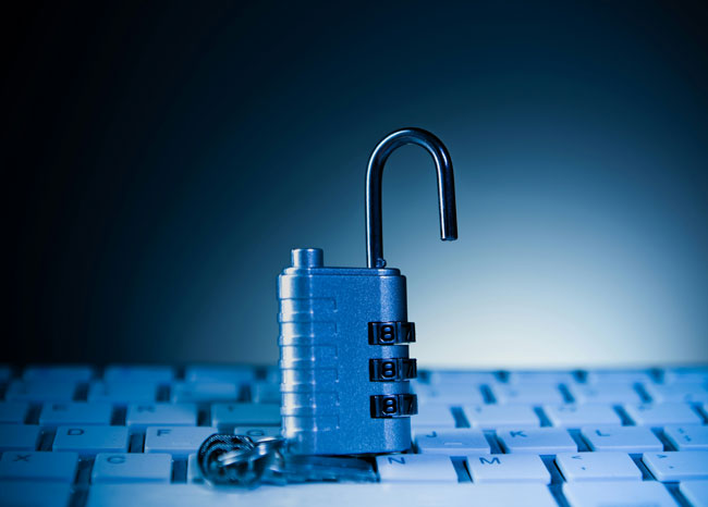 Datendiebstahl | Hackerangriff | Tastatur mit geöffnetem Zahlenschloss. Bild: Unsplash/Sasun Bughdaryan https://unsplash.com/de/fotos/ein-unverschlossenes-vorhangeschloss-liegt-auf-einer-computertastatur-KdCJ1nIkgOU