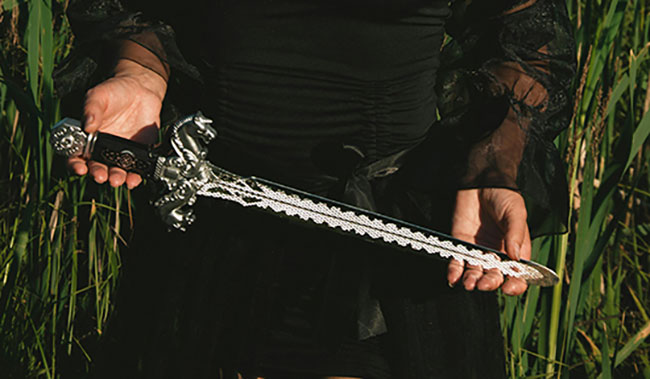 Person in schwarzer Kleidung mit Schwert | Malware | Datenklau. Bild: Pexels/Vika Glitter https://www.pexels.com/de-de/foto/frau-in-gotischer-kleidung-mit-schwert-im-freien-34184485/