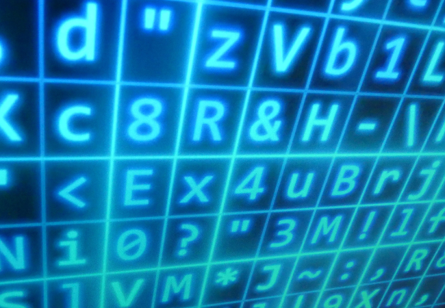 Bundeslagebild Cybercrime 2025: Blaue Zahlen und Buchstaben in einem Raster. Bild: Pexels/The Six https://www.pexels.com/de-de/foto/leuchtend-blauer-digitaler-codematrix-hintergrund-33158875/