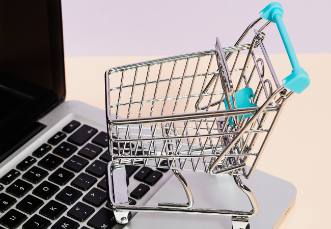 Cybersicherheitsmonitor 2026: Ein kleiner Einkaufswagen steht auf einem Laptop. Bild: Pexels/ www.kaboompics.com https://www.pexels.com/de-de/foto/laptop-internet-einkaufen-sozial-5632382/ 