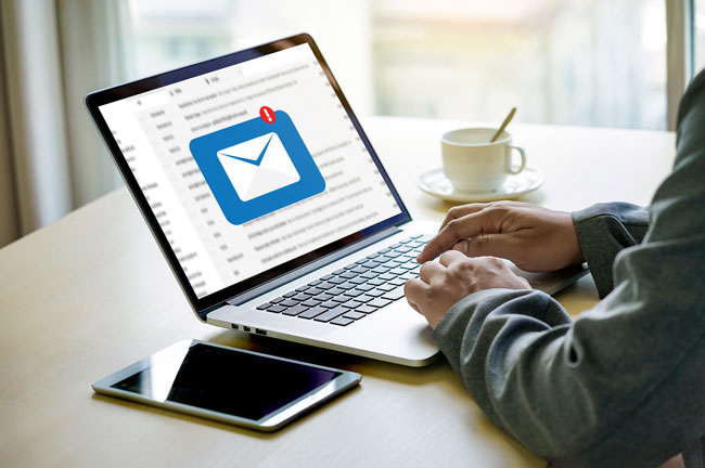 Outlook-Sicherheitslücke: Bildschirm mit E-Mail-Eingang. Bild: stock.adobe.com/onephoto https://stock.adobe.com/de/images/mail-communication-connection-message-to-mailing-contacts-phone-global-letters-concept/184237958