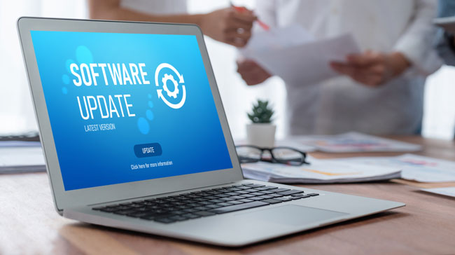 Outlook-Sicherheitslücke: Updates schützen. Bild: stock.adobe.com/InfiniteFlow https://stock.adobe.com/de/images/software-update-on-computer-for-brisk-version-of-device-software-upgrade/1221342202