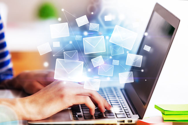 E-Mail-Angst am Arbeitsplatz | E-Mail-Symbole. Bild: stock.adobe.com/peshkova https://stock.adobe.com/de/images/e-mail-networking-concept/184033787