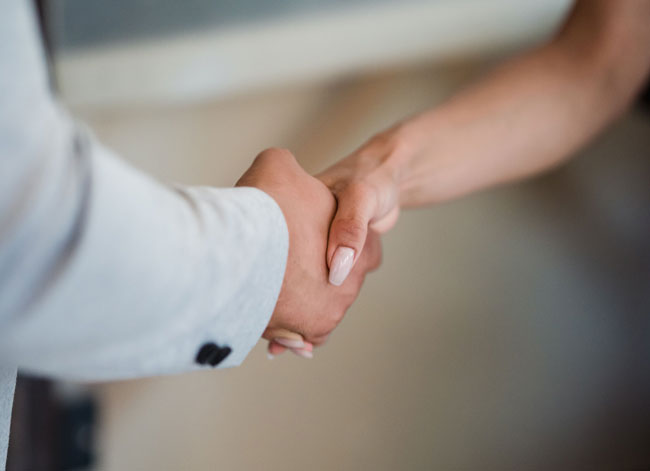 Vertrauen | Hände schütteln. Bild: Pexels/Mizuno K https://www.pexels.com/de-de/foto/mann-hande-frau-gruss-12903031/