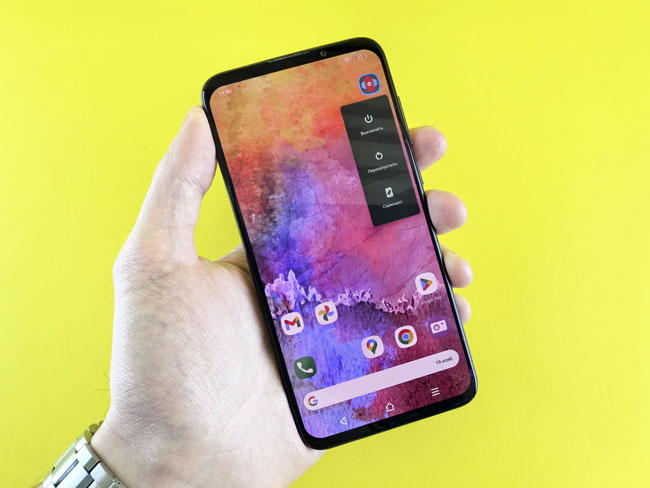 Gemini deaktivieren: Android-Handy in der Hand, gelber Hintergrund. Bild: Pexels/Andrey Matveev https://www.pexels.com/de-de/foto/hand-halt-smartphone-mit-abstraktem-hintergrundbild-33490578/